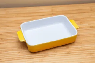 Fuente cerámica amarilla y blanca