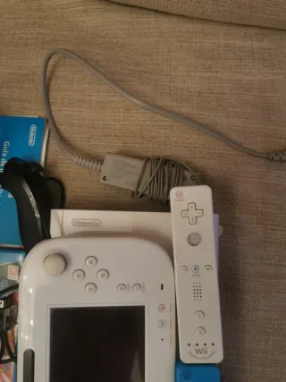 Consola Wii U con mandos, manual y cuatro juegos