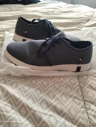 Zapatos casuales grises y azules