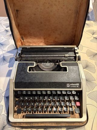 Máquina de escribir Olivetti Lettera DL