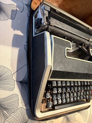 Máquina de escribir Olivetti Lettera DL