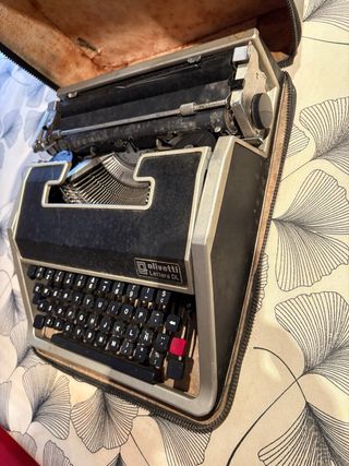 Máquina de escribir Olivetti Lettera DL