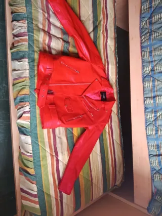 Cazadora de cuero roja sin estrenar