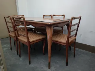 Tavolo in legno con 6 sedie