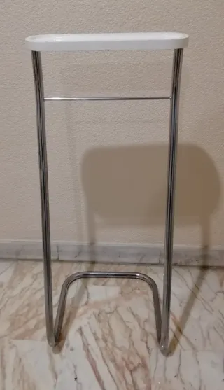 Perchero con bandeja plateado y blanco