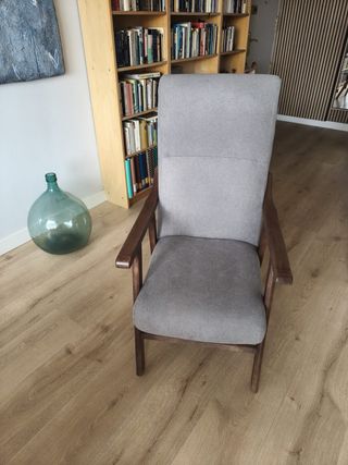 Elegante poltrona in legno grigio e tessuto