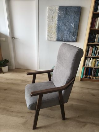 Elegante poltrona in legno grigio e tessuto