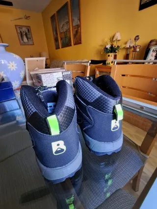 Botas de trekking negras y grises 38