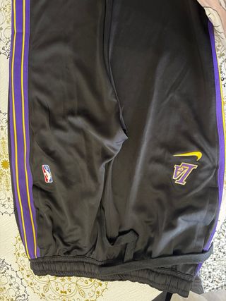 Pantalón Nike Lakers Negro Morado. 
