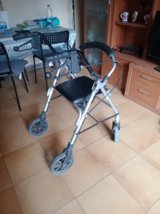 Andador con asiento para mayores plegable 