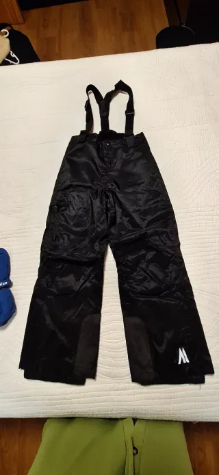 Conjunto nieve esqui frio montaña