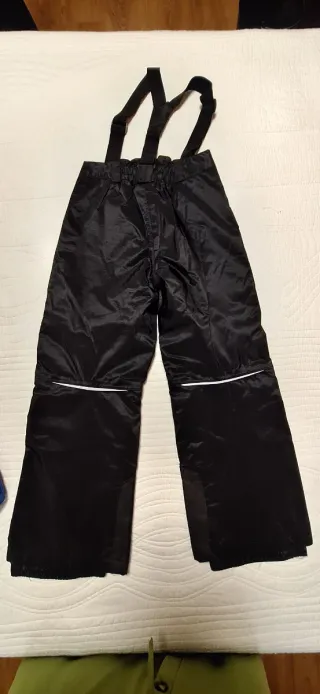 Conjunto nieve esqui frio montaña