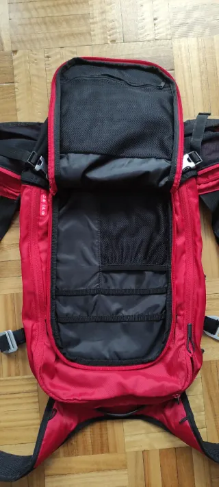 Mochila Btwin para bici de montaña y senderismo.