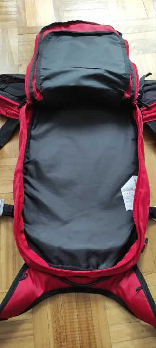 Mochila Btwin para bici de montaña y senderismo.