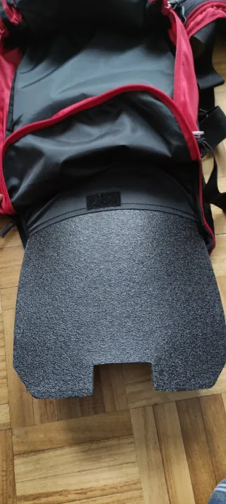 Mochila Btwin para bici de montaña y senderismo.