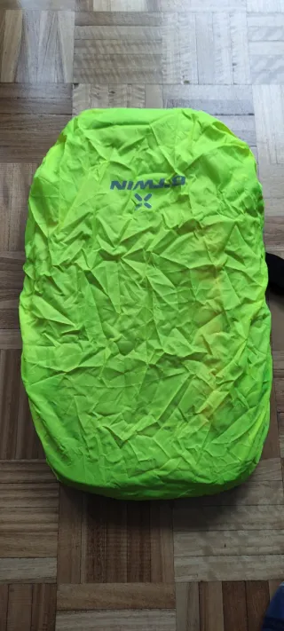 Mochila Btwin para bici de montaña y senderismo.