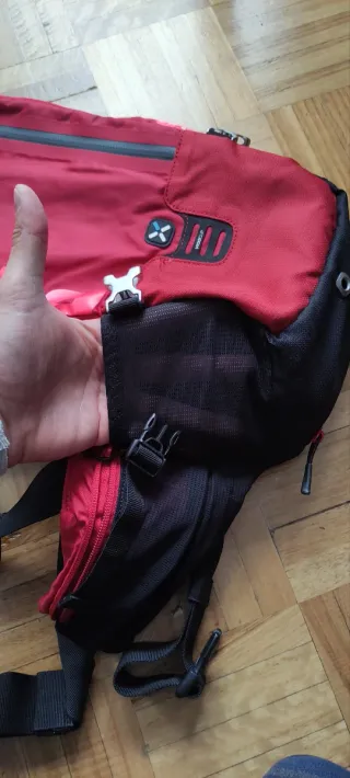 Mochila Btwin para bici de montaña y senderismo.