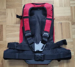 Mochila Btwin para bici de montaña y senderismo.