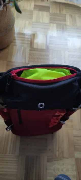 Mochila Btwin para bici de montaña y senderismo.