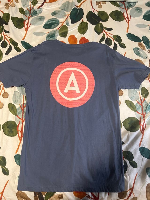 Camiseta azul con logo de Álvaro moreno