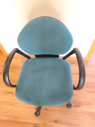 Silla de escritorio giratoria azul y negra