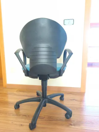 Silla de escritorio giratoria azul y negra