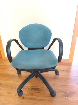 Silla de escritorio giratoria azul y negra