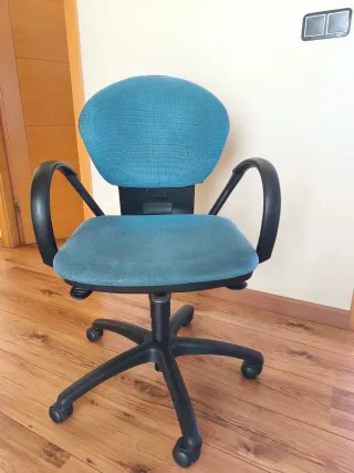 Silla de escritorio giratoria azul y negra