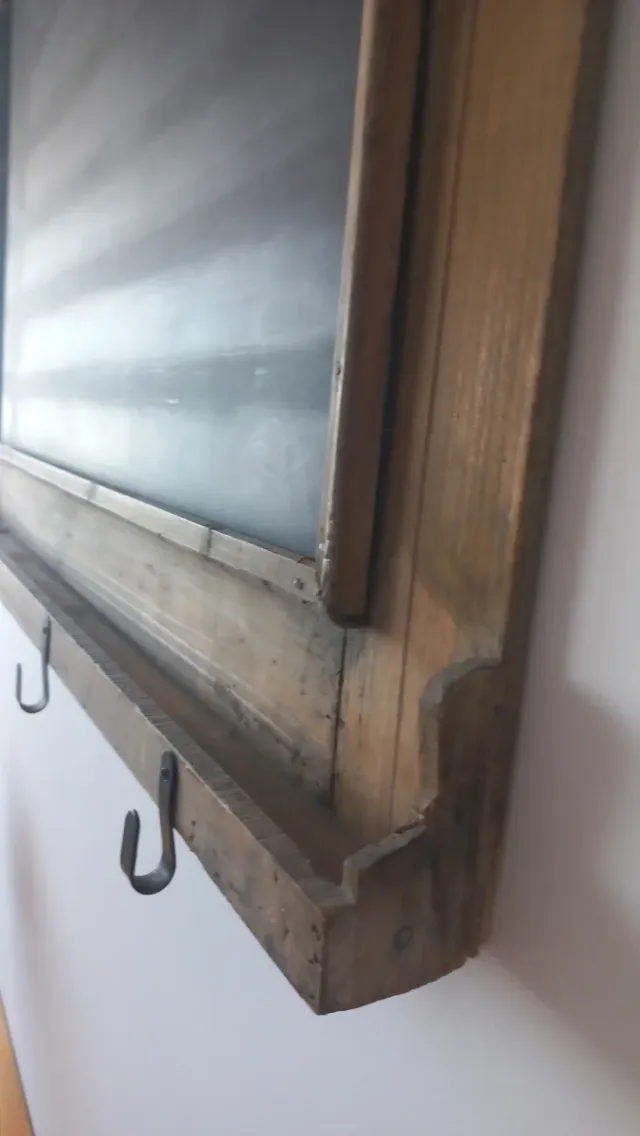 Pizarra antigua de madera con ganchos