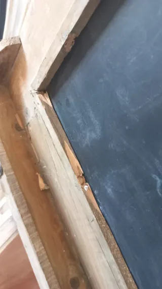 Pizarra antigua de madera con ganchos