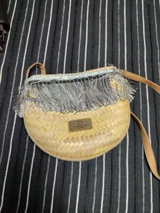 Bolso de rafia con flecos y detalles plateados