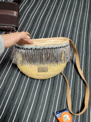 Bolso de rafia con flecos y detalles plateados