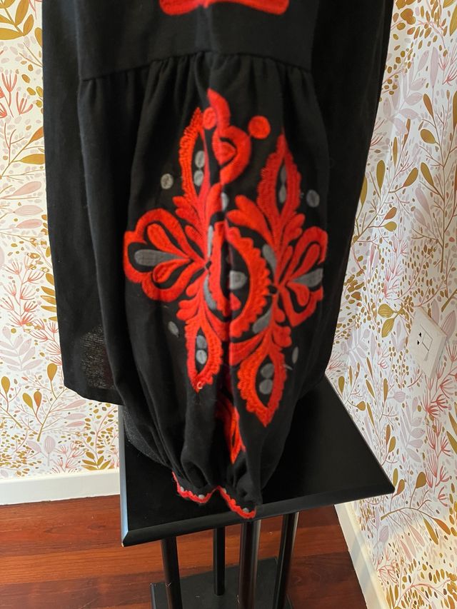 Camisa negra bordada