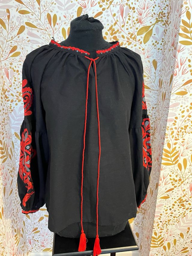 Camisa negra bordada