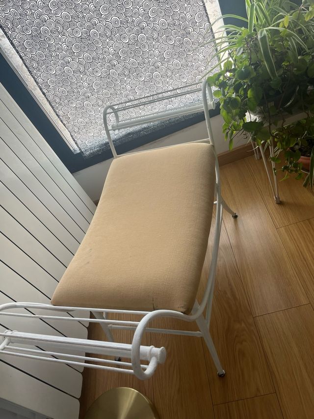 Reposapiés de forja beige