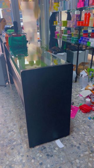 Mostrador negro con vitrina expositor