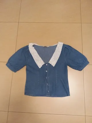 Blusa Stradivarius azul con cuello blanco