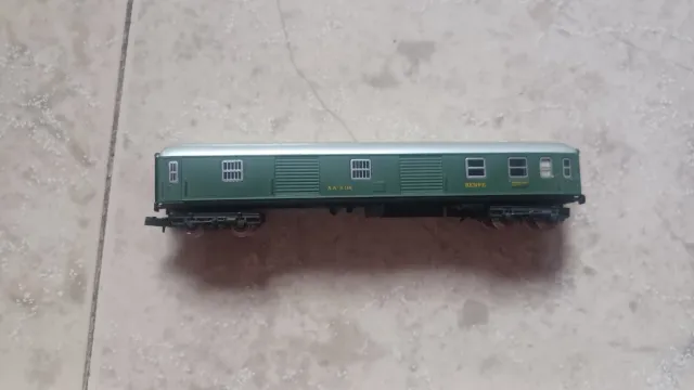 Ibertren coche de viajeros verde y furgon verde