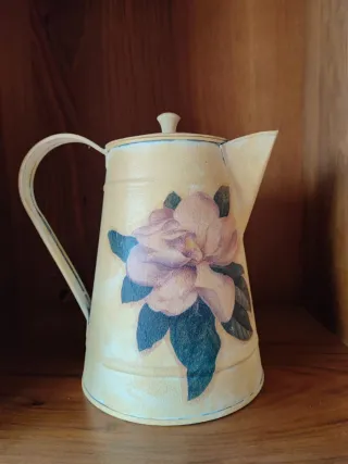 Caraffa in latta decorata