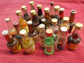 Collezione di 22 mini bottiglie di liquore