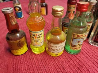 Collezione di 22 mini bottiglie di liquore