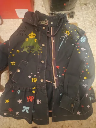 Cazadora vaquera azul con dibujos