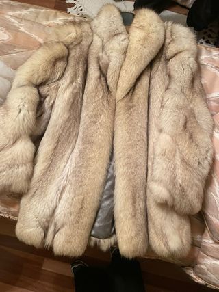 Abrigo de piel de zorro beige y blanco