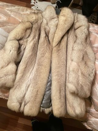 Abrigo de piel de zorro beige y blanco