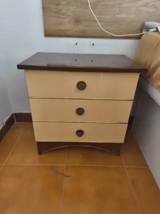 Cajonera beige y marrón