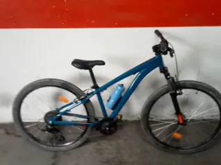 Bicicleta Azul Prácticamente Nueva