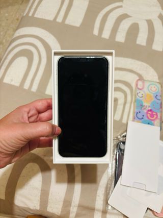 iPhone XR Blanco + 3 Fundas