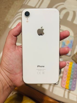 iPhone XR Blanco + 3 Fundas