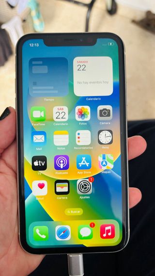 iPhone XR Blanco + 3 Fundas