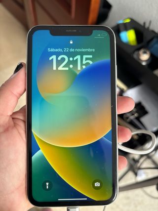 iPhone XR Blanco + 3 Fundas